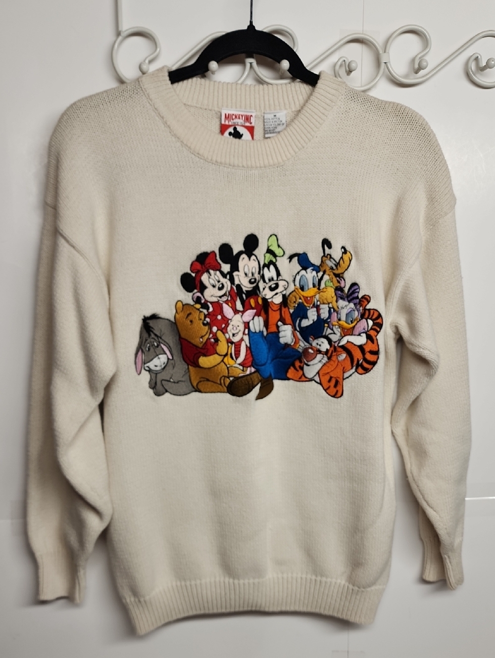 Vintage Disney Mickey & Friends Cream Crewneck Sweater with Classic Characters M